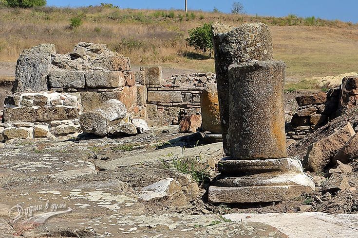 Каменните кули и градините на замъка Равадиново до Созопол, България